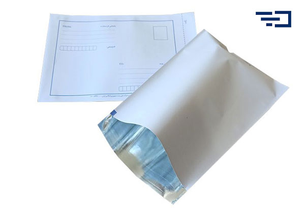 جنس ورقه فلزی که در لایه داخلی پاکت پستی متالایز استفاده شده است از فلز آلومینیوم است.
