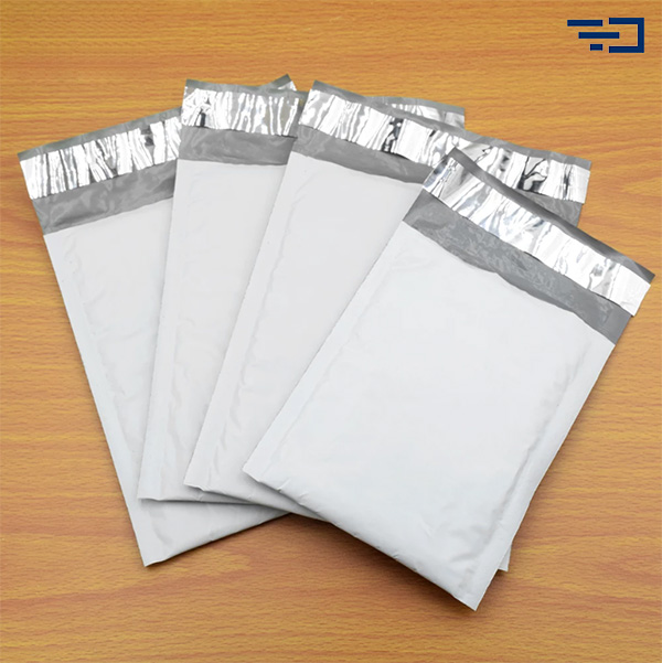 پاکت پستی لمینه متالایز یکی از کاربردی ترین مدل‌های پاکت پستی A5 است که برای بسته بندی کالاهای مختلفی مورد استفاده قرار می‌گیرند.